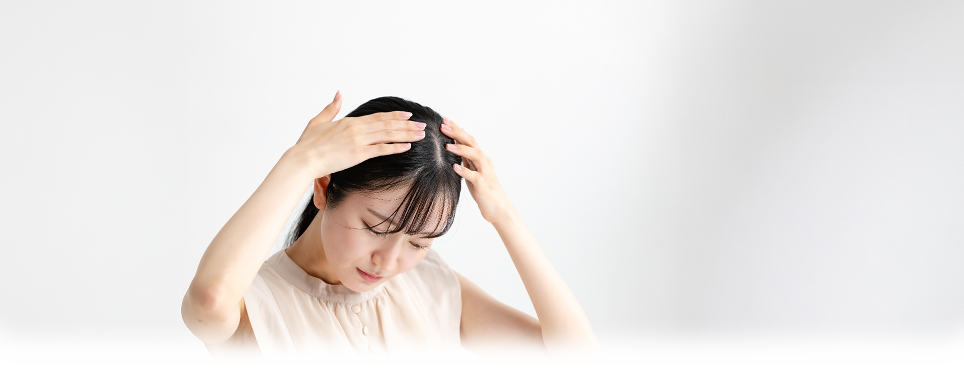 髪の変化に悩む女性